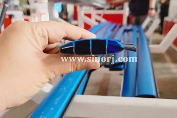 PC共擠型材生產(chǎn)線試機進行中