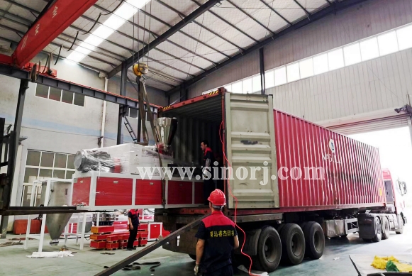 大家早安，新的一天，裝柜開始！越南墻板線條設備2個柜開始啦！ ?Morning. Vietnam PVC wall panel production lines starts loading.