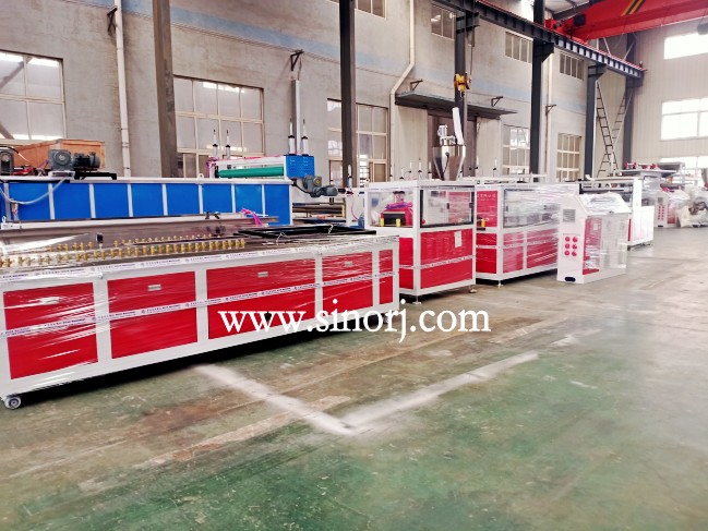 開(kāi)啟連續(xù)發(fā)貨模式  中南亞PVC格柵板生產(chǎn)線裝柜